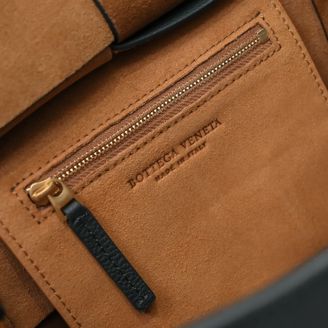 Bottega Veneta Mini Arco original pebbled cowhide has been out of control since the beginning of the cloud bag. It is made of leather block structure and has big ears with emergency buttons. It is super careful and fashionable. The Mini size is more practical. It comes with a shoulder strap and can be worn cross-body on one shoulder. Style number [6693#] Dimensions: Bag opening 29, base 17.5, width 8, height 17 (excluding handle) turquoise green